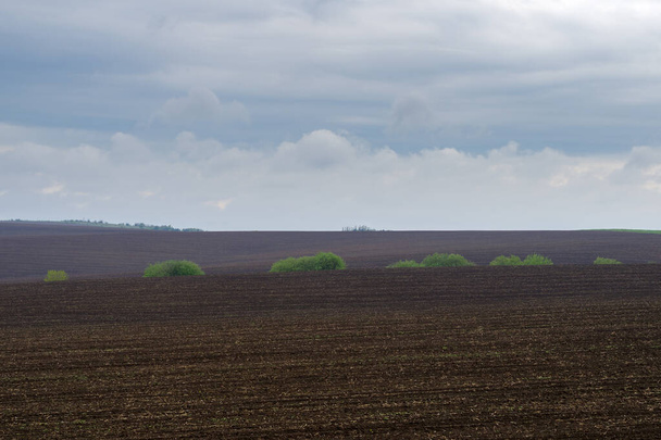 Kenttä kynnetään keväällä. Podilski Tovtry luonnonsuojelualue Podolian alueella, Lounais-Ukraina - Valokuva, kuva