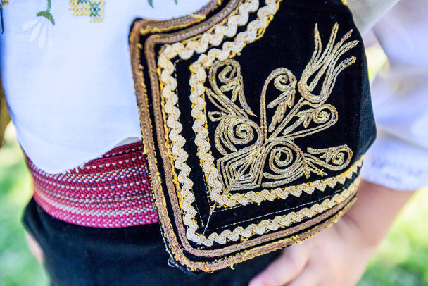 Szerb hagyományos folklór, gyönyörű hímzés, ruhák, részletek, közelkép  - Fotó, kép