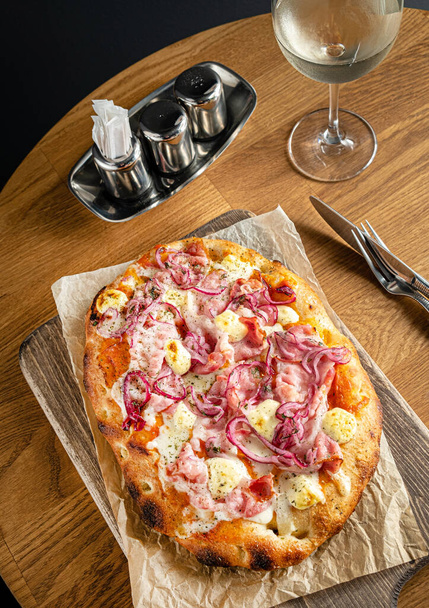 italian pizza on the wooden table - Foto, Bild