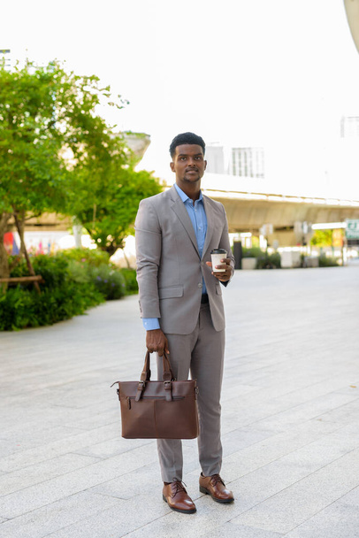 Retrato de joven hombre de negocios africano guapo usando traje - Foto, Imagen
