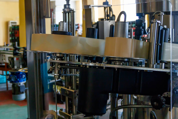 Automatische etiketteermachine apparatuur bij wijnmakerij - Foto, afbeelding
