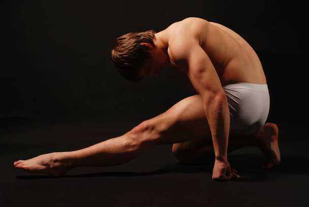 Muscled male model posing in studio - Foto, Imagen