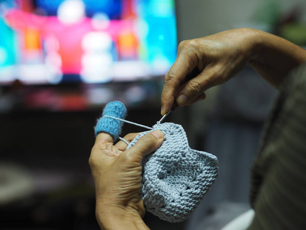 Žena ruční pletení modrá příze ruční práce DIY hobby sledování televize - Fotografie, Obrázek
