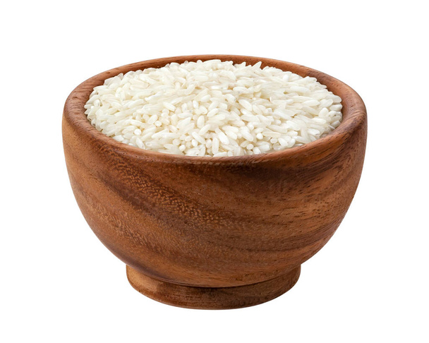 Rýže v dřevěné míse izolované na bílém pozadí s výstřižkem cesta - Fotografie, Obrázek