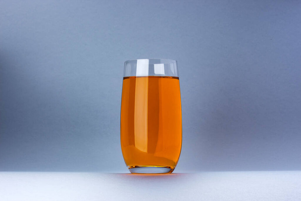 Стекло яблоко и виноградный сок изолированы на белом фоне с копировальным пространством - Фото, изображение