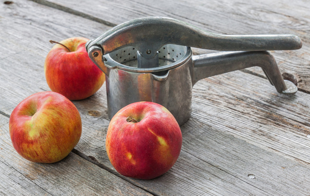 alte manuelle Pressand Äpfel - Foto, Bild