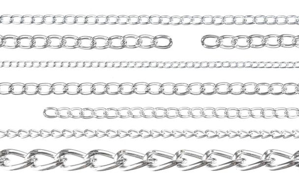 Colección de cadenas metálicas de plata aisladas sobre fondo blanco - Foto, imagen