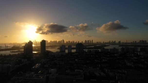 Miami bij zonsondergang. Luchtfoto, Verenigde Staten - Video