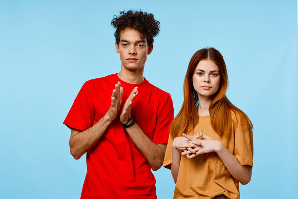 veselý mladý pár v pestrobarevné trička oříznuté pohled studio móda - Fotografie, Obrázek