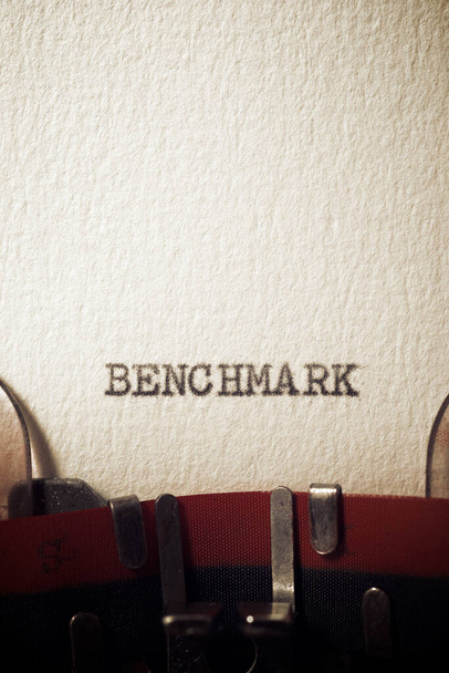 La parola benchmark scritta con una macchina da scrivere. - Foto, immagini