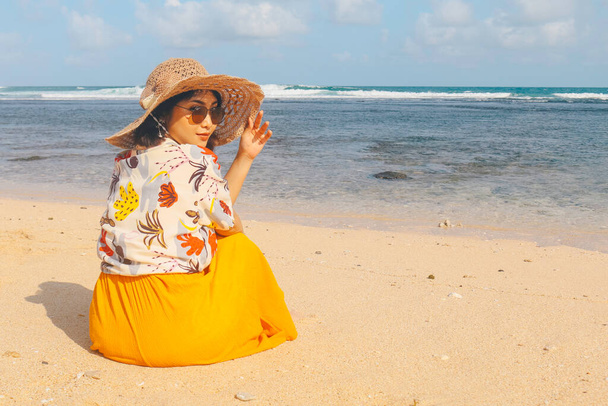 Portrait of happy smiling Asian woman on the beach wear hat - Foto, immagini
