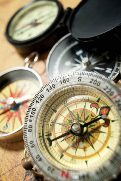 Klasický kompas a stará navigační mapa. - Fotografie, Obrázek