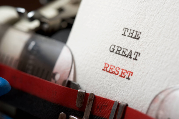 A grande frase reset escrito com uma máquina de escrever. - Foto, Imagem