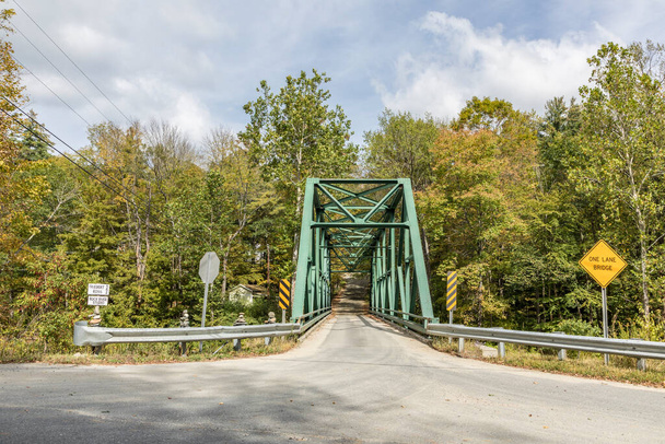 piccolo ponte metallico che attraversa il fiume rock a Williamsville, Vermont, USA - Foto, immagini