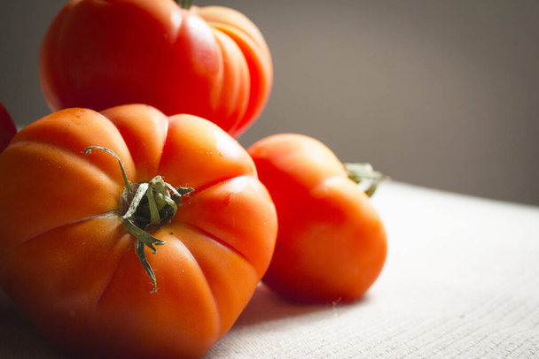 Grupo de tomates rojos crudos sin cocer. Alimentos crudos - Foto, Imagen