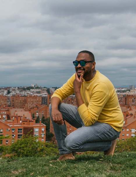 Homme noir regardant l'horizon dans un parc à lunettes - Photo, image