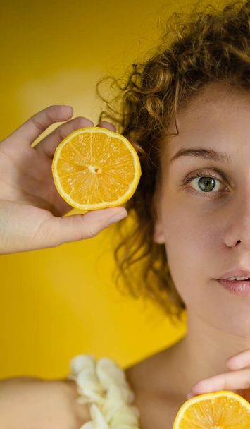 Headshot З Красуня Білявка Жінка Holds Соковита Lemon Slices Has Здоровий Shiny
 - Фото, зображення