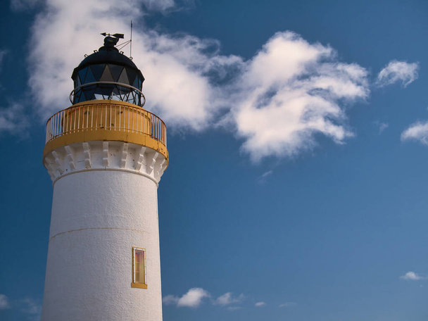 Der von den Brüdern David und Thomas Stevenson entworfene Leuchtturm von Bressay an einem sonnigen Tag vor blauem Himmel mit weißen Wolken. - Foto, Bild