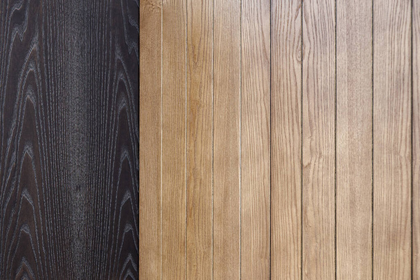 Elegantní moderní wainscoting z tónovaných lehkých a černých dřevěných prken jako texturované pozadí pro design zblízka - Fotografie, Obrázek