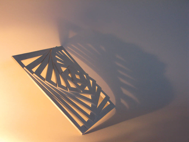 Modelo 3D de cubo espiral con sombras sobre fondo neutro. Espacio de copia vacío - Foto, Imagen