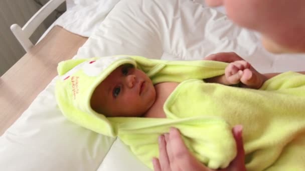 お風呂の後はタオルに包まれたかわいい乳児 - 映像、動画