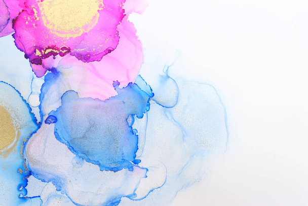 Kunstfotografie abstrakter flüssiger Malerei mit Alkoholtinte in den Farben blau, rosa und gold - Foto, Bild