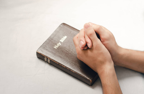 Ręka człowieka, który modlił się zgodnie z Biblią w wierze chrześcijańskiej - Zdjęcie, obraz