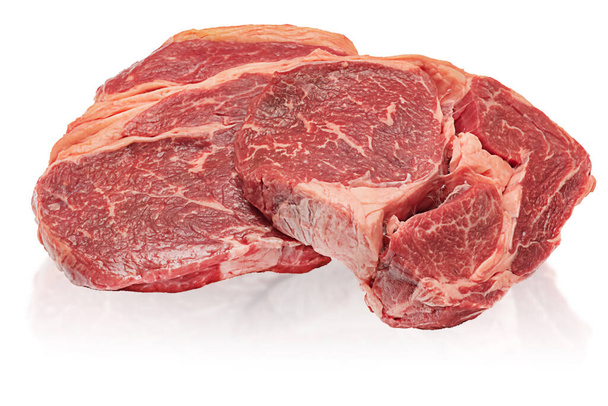 ωμό βοδινό κρέας απομονωμένο σε λευκό φόντο. κρέας, βόειο κρέας, τρόφιμα - Φωτογραφία, εικόνα