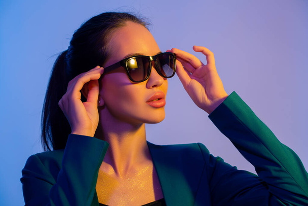 fashion woman σε νέον χρώμα και γυαλιά ηλίου - Φωτογραφία, εικόνα