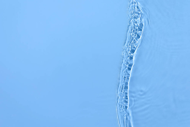 transparente de color azul claro textura de la superficie del agua calma  - Foto, Imagen