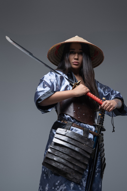 Mujer samurai vestida con kimono sosteniendo katana - Foto, imagen