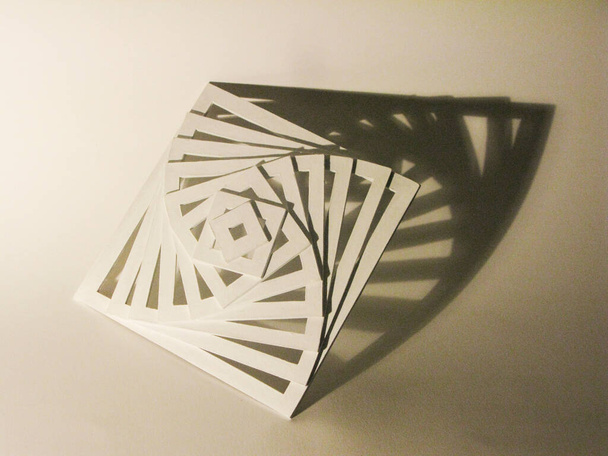 Cube spirale modèle 3D avec ombres sur fond neutre. Espace de copie vide - Photo, image