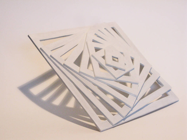 Cube spirale modèle 3D avec ombres sur fond neutre. Espace de copie vide - Photo, image