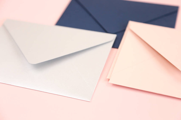 roze, blauwe en grijze open enveloppen op roze achtergrond. close up, model, sjabloon, vierkante envelop. - Foto, afbeelding