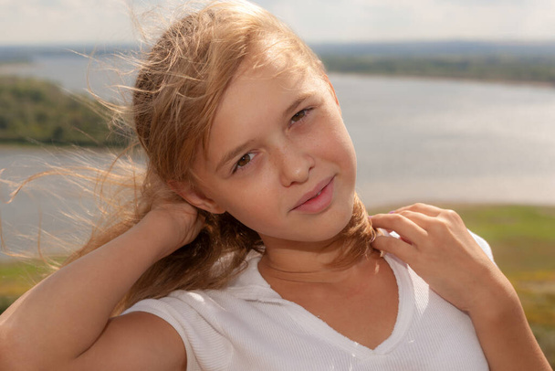 πορτρέτο ενός κοριτσιού στο βάθος του ποταμού - Φωτογραφία, εικόνα