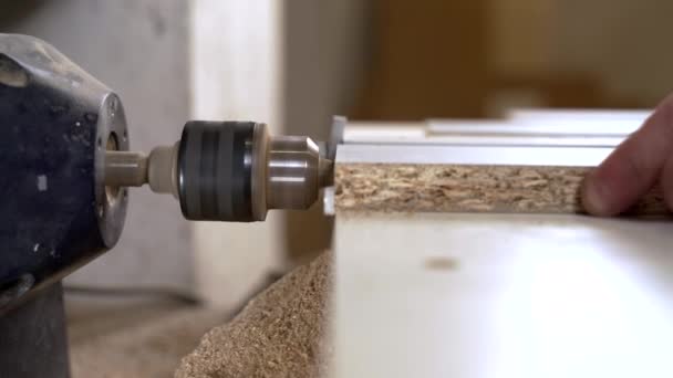 Máquina herramienta automática hace agujeros en los detalles de madera de los muebles - Metraje, vídeo