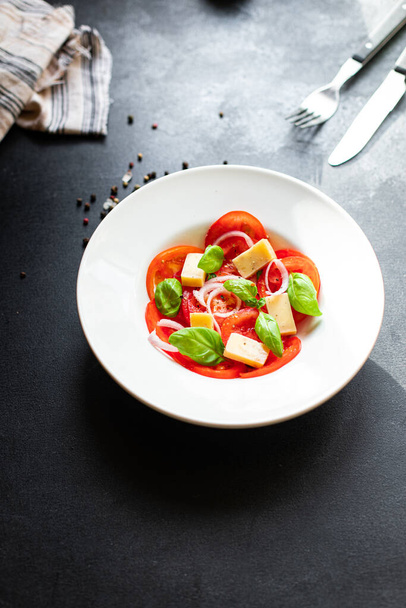tomaattisalaatti kasvikset basilika ruokavalio pöydällä kesä terveellinen ruoka ruokavalio ateria välipala kopioi tilaa elintarvikkeiden tausta maalaismainen. top view vegaani tai kasvisruoka - Valokuva, kuva