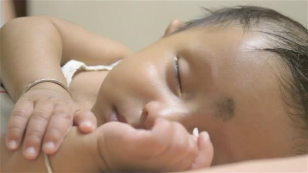 Malý roztomilý a krásný chlapeček zívající ve spánku. Zblízka tvář malého roztomilého dítěte spícího ve snu. Detailní tvář jednoho sladkého indiánského batolete odpočívá v klidném spánku. Pozadí zdraví dítěte - Záběry, video