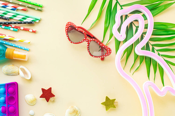 летний фон настроение, тропический лист, солнцезащитные очки, ракушки, аксессуары путешествия отдых, океан море летняя игрушка положительный вид сверху настроение - Фото, изображение