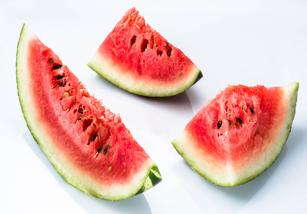 Stukjes watermeloen geïsoleerd op witte achtergrond. Zomerfruit close-up. - Foto, afbeelding