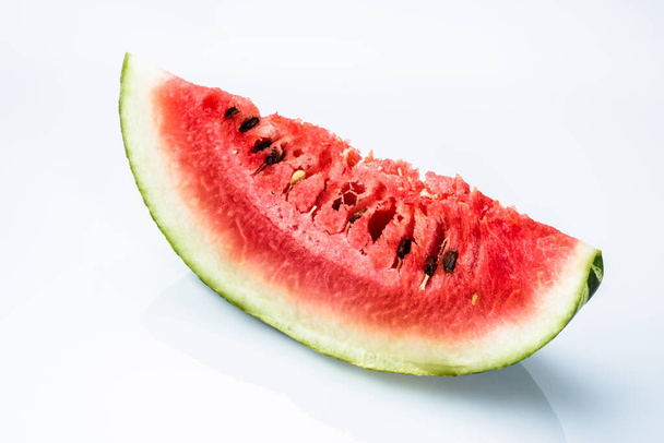 Plakken watermeloen geïsoleerd op witte achtergrond, bovenaanzicht. Zomerfruit close-up. - Foto, afbeelding