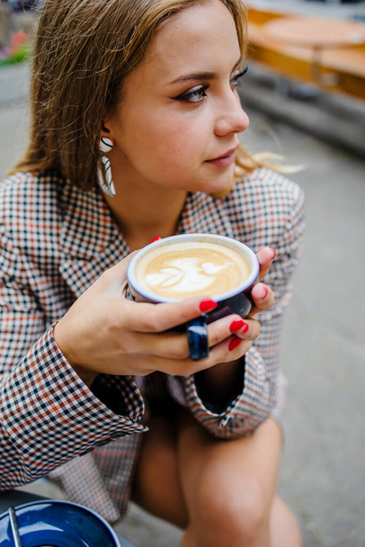 Atrakcyjna kobieta pije kawę w letniej kawiarni - Zdjęcie, obraz