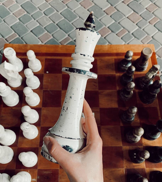 Ogromne szachy w kobiecej ręce, gry stołowe - Zdjęcie, obraz