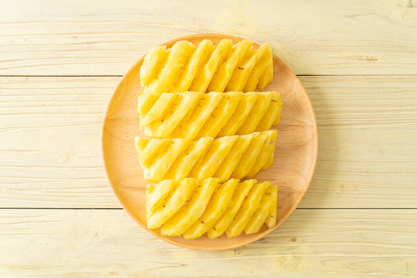 fresh pineapple sliced on wooden plate - Foto, imagen