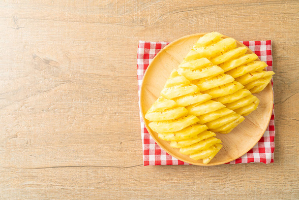 fresh pineapple sliced on wooden plate - Foto, imagen