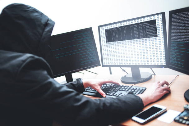 concepto hackear. Imagen de hacker masculino tratando de robar información del sistema mientras mira el ordenador, aislado sobre fondo blanco - Foto, Imagen