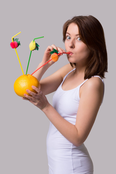 krása mladá žena drží oranžová a pije šťávu se slámou. - Fotografie, Obrázek