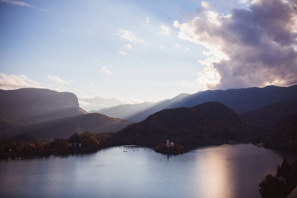 Lake Bled, island in the lake at sunrise in autumn or winter - Foto, Imagem