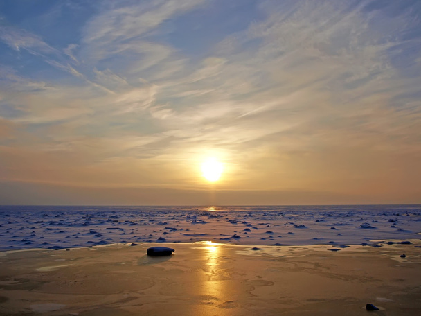 güneşli donmuş göl - Fotoğraf, Görsel
