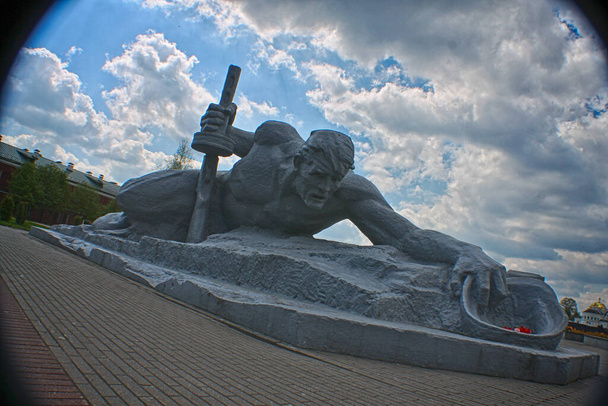 Denkmal Durst in der Festung Brest mit großen Wolken, Brest, Weißrussland - Foto, Bild